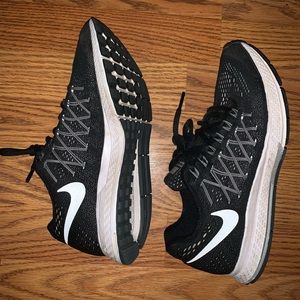 Black Nike Tennis Shoes